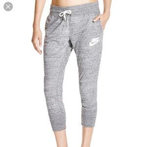 Nike grey cropped sweatpants!